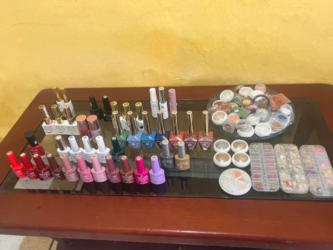 Esmaltes e decoração de unhas 