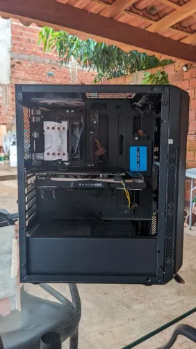 Pc gamer (liga e desliga repetidamente)