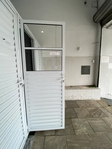 OFERTA ESPECIAL - PORTA DE ALUMÍNIO BRANCO COM VIDRO FIXO