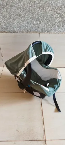 Bebê conforto com capa.