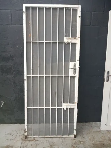 Grade de porta com tela medida 2.10 x0.85 promoção 250,00