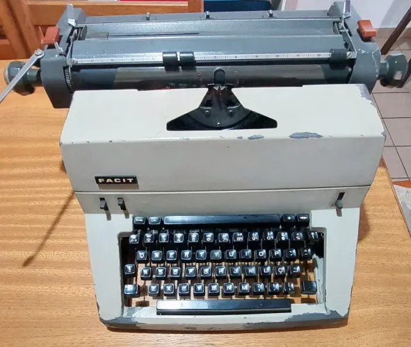 Máquina de datilografia FACIT