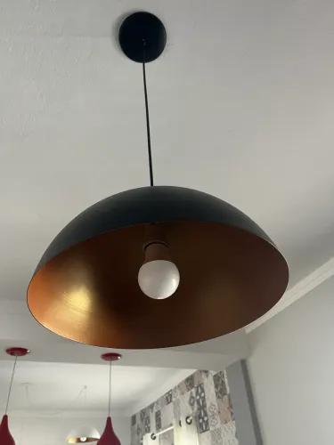 Lustre preto e dourado 