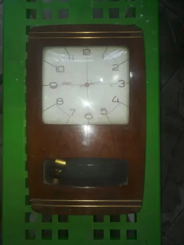 Relógio de parede antigo para manutenção