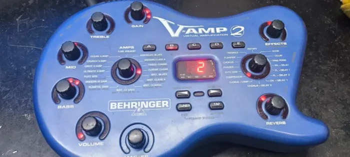 Pedaleira Behringer V-amp 2 com Footswitch