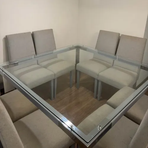 Vendo mesa de jantar tampo de vidro, com oito cadeiras