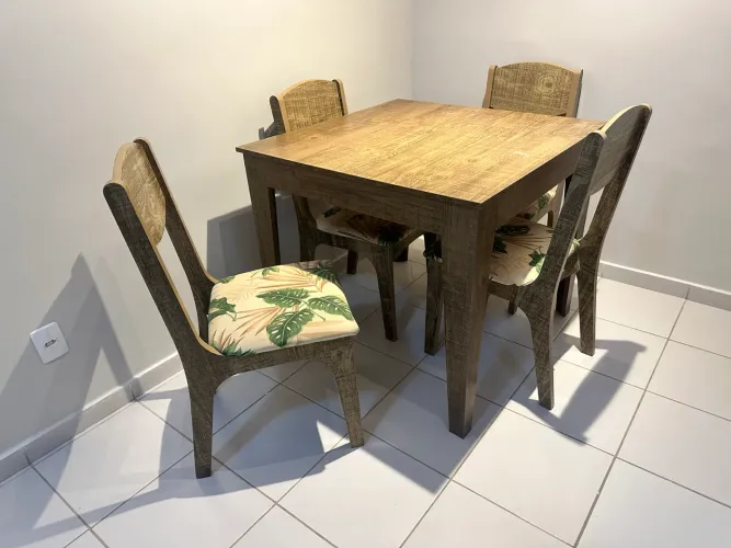 Conjunto de mesa com 4 cadeiras 