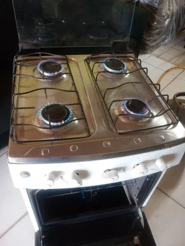 Fogão de 4 bocas em bom estado funcionando normalmente