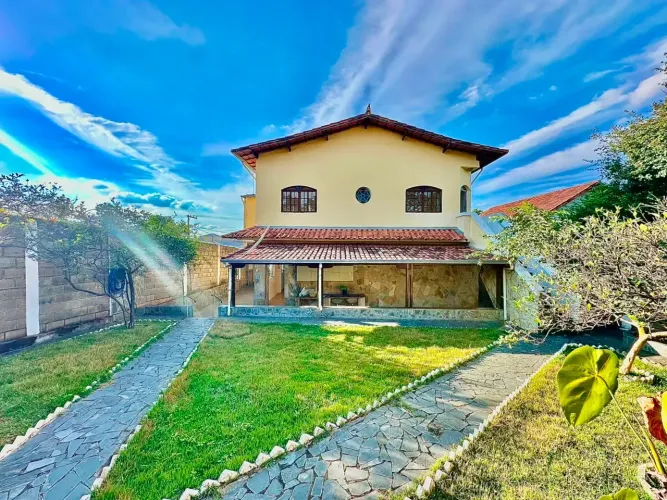 Casa para aluguel com 4 quartos sendo 1 suíte 4 banheiros 2 vagas