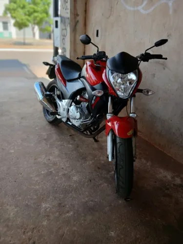 Vendo cb 300 2010