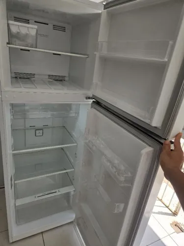 Geladeira semi nova Frost Free 