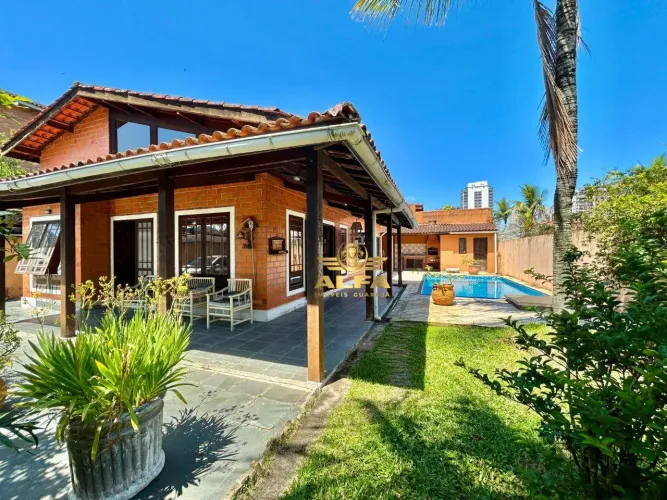 Casa com piscina e área gourmet na Enseada Alfa Imóveis Guarujá
