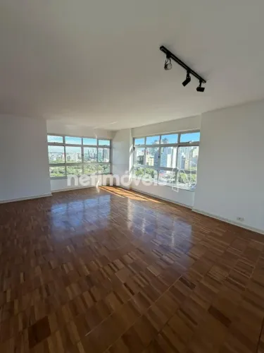 Apartamento no Jardins com vista permanente para o verde e 03 dormitórios na Melo Alves