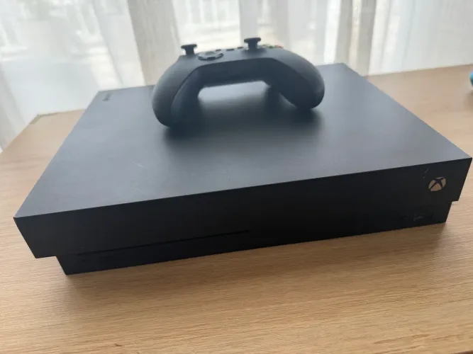 Xbox one X 1TB + Controle
