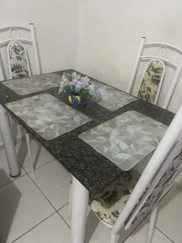 Mesa com 4 cadeiras