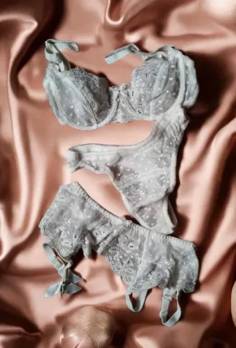 Conjunto de lingerie DeMillus em renda branca (novo).