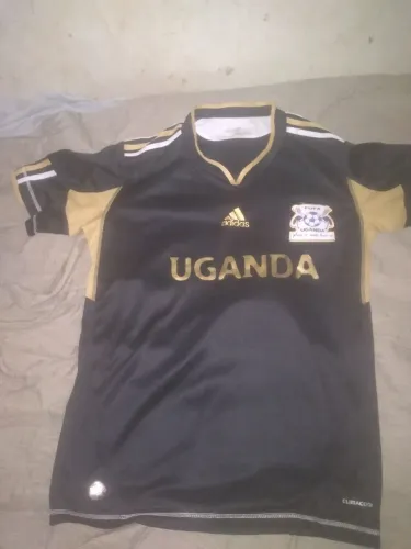 Camisa do time africana Uganda da marca adidas original tamanho g (120 reais)