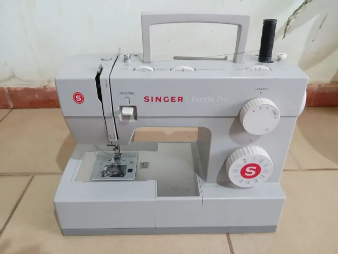 Vendo uma máquina singer facilita pro
