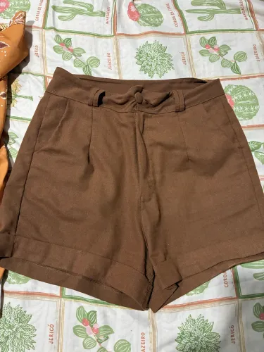 Short marrom