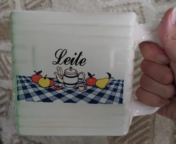 Recipiente de porcelana para leite