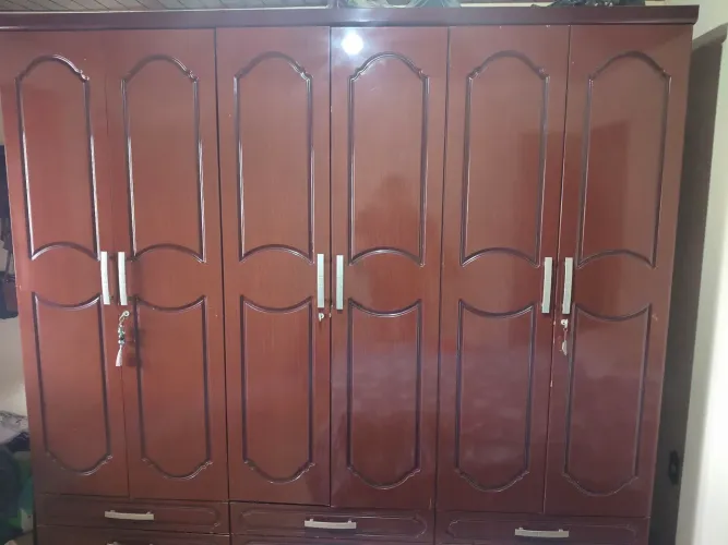 Guarda Roupa marrom 6 portas