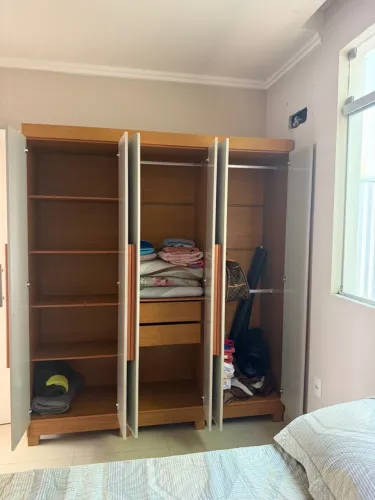 GUARDA ROUPA PRATICAMENTE NOVO