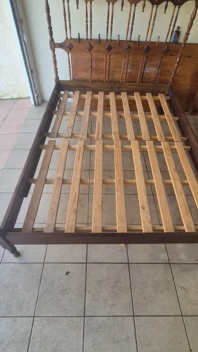 Cama casal de madeira Embuia