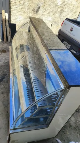 Vitrine gelada de bolos e sobremesa 
