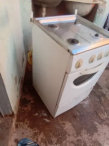 Vende-se fogão de 4 boca todo bom com registro ja