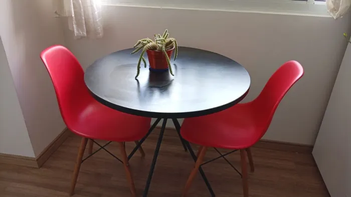Mesa redonda com banqueta