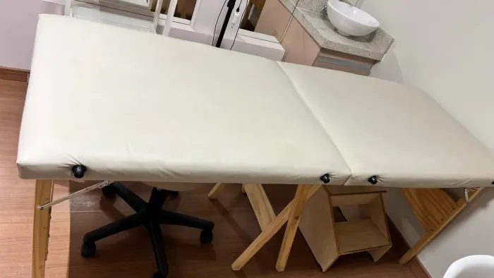 Maca para massagem com encosto para cabeça, escada e mocho 