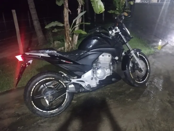 CB-R 300cc impecável só andar toda revisada nova esportiva utilitária pra rua dia a dia.