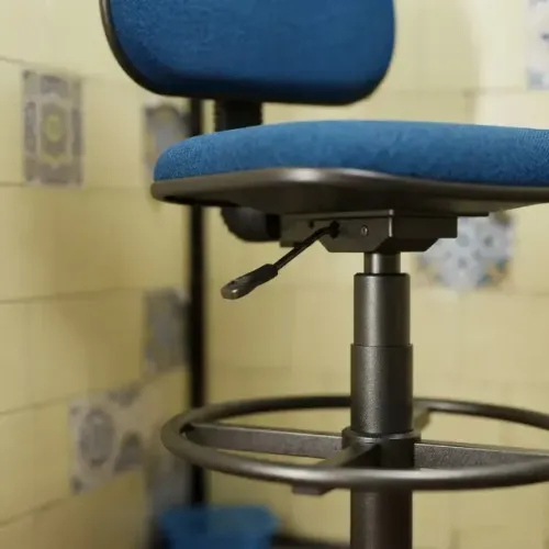 Cadeira Caixa Com Aro Para Pés E Rodas, Azul