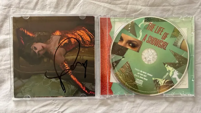 CD TAYLOR SWIFT - THE LIFE OF A SHOWGIRL AUTOGRAFADO (PhotoCard 2)