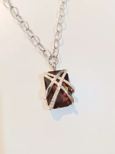 Colar com Pedra de Vidro Morana