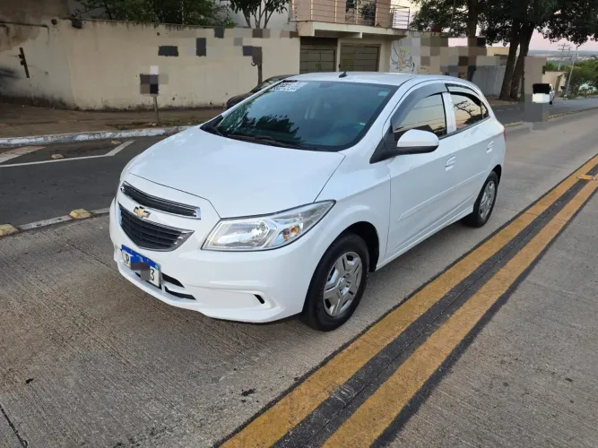 Chevrolet Onix Hatch LT 1.0 8V Flex Power Mec. 4P 2016