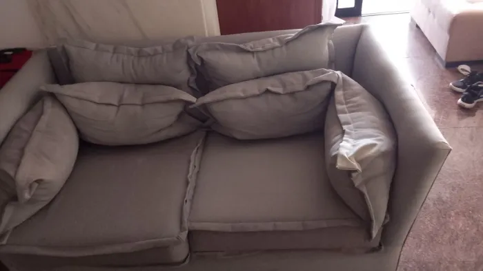 Sofá de 2 lugares.