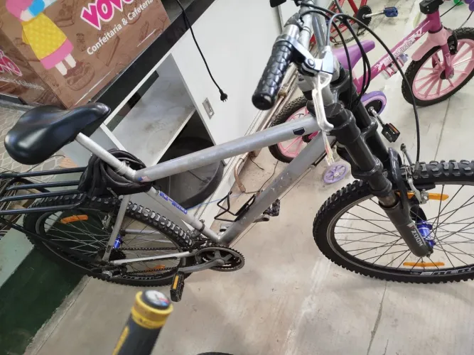 Bicicleta Alumínio Aro 26 de 18 marchas