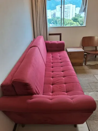 Sofá suede vermelho 2,50cm com pé altos madeira
