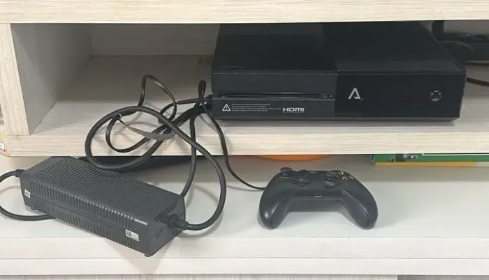 Xbox One Fat, Usado, acompanha Controle com fio Xbox original.