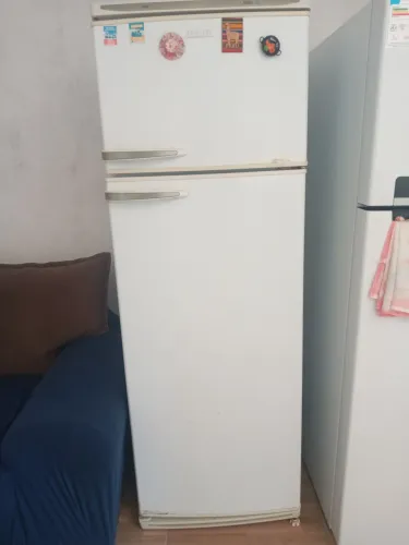 Vendo uma geladeira 600 reais não faço entrega