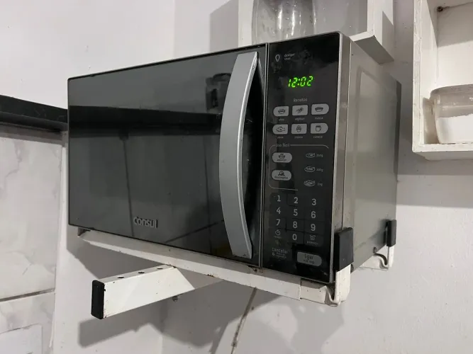 Fogão, armário, guarda roupa e micro-ondas.