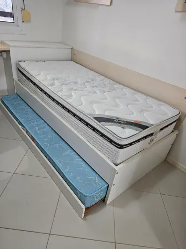 Vendo cama de solteiro, cama auxiliar, cabeceira e dois colchões