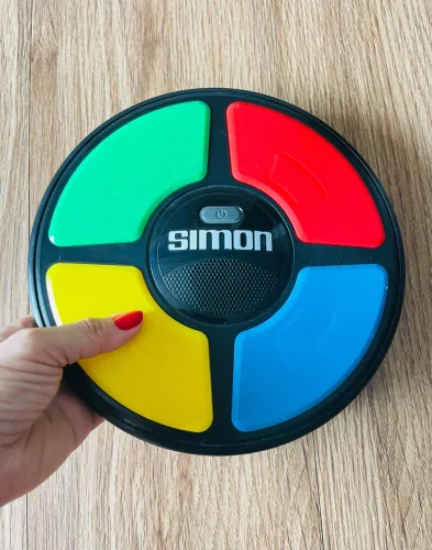 Simon. Brinquedo de memória. Eletrônico.