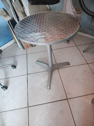 Uma mesa de alumínio e uma cadeira de escritório