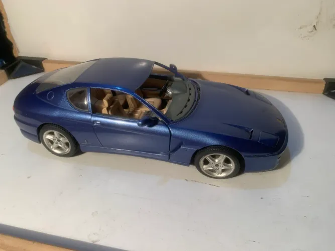 miniatura é um modelo Burago Ferrari 456 GT em escala 1/18