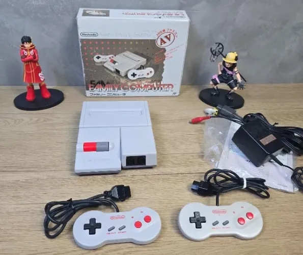 ? NINTENDO FAMILY COMPUTER AV TOP LOADER ORIGINAL COMPLETO NA CAIXA ?