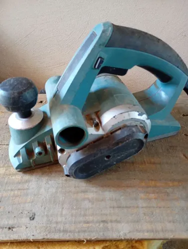 Vendo plaina elétrica Bosch, em bom estado, funcionando normalmente, aceito contra propost