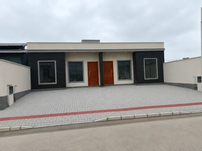 Casa nova com suíte, quintal privativo e 2 vagas em Tubarão