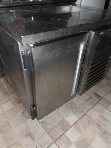 Balcão refrigerado com pista fria